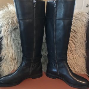 Leather black boots.